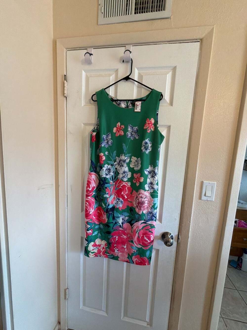 Roz & Ali Women's Kelly Green Floral Sleeveless Sheath Dress